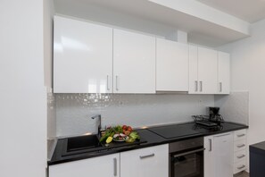 Een koelkast, een oven, een kookplaat, een vaatwasser