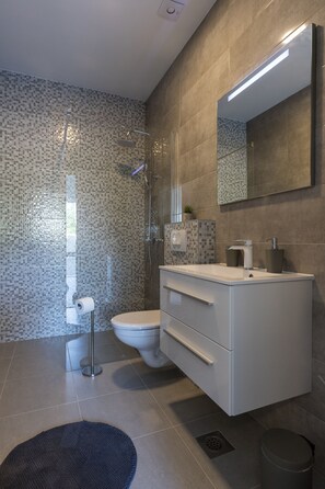 Een haardroger, handdoeken