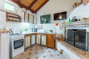 Frigorifero, microonde, forno, piano cottura