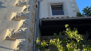 En bygning i sten med et vindue og en balkon.