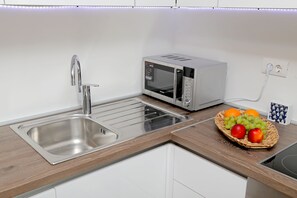 Frigorífico, microondas, horno y placa de cocina
