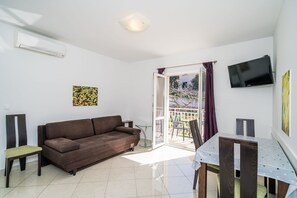 TV - Villa Samba - Superior One-Bedroom Apartment with Balcony and Sea View (Mlini)
