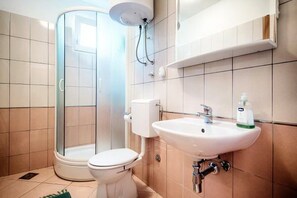 Dusche, Haartrockner, Handtücher