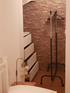 Regadera, secadora de cabello, toallas
