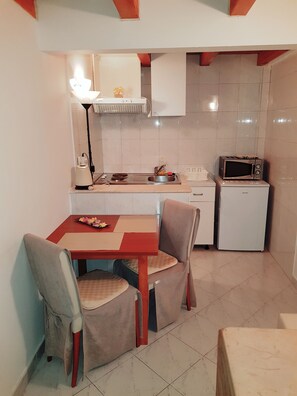 Refrigerador, microondas, parrilla de estufa y utensilios de cocina