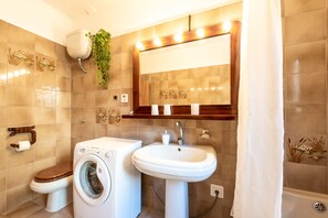 Badewanne, kostenlose Toilettenartikel, Haartrockner, Handtücher