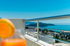 A balcony with a clear view of the sea and distant hills. - Guest House Nikolina - Double Room with Balcony and Sea View(4) (Dubrovnik)