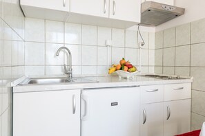 Frigorifero, forno, piano cottura, macchina per tè/caffè