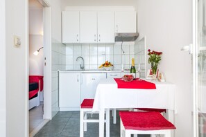 Frigorifero, forno, piano cottura, macchina per tè/caffè