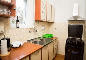 Kühlschrank, Ofen, Herdplatte, Wasserkocher mit Kaffee-/Teezubehör