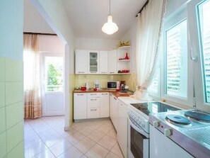 Kjøleskap, mikrobølgeovn, ovn og kokeplater