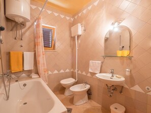 Badewanne, Haartrockner, Handtücher