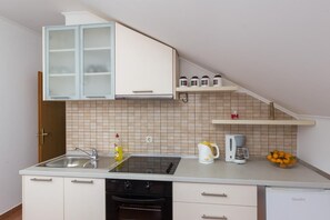 Fridge, oven, coffee/tea maker, toaster