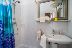 Badekar, hårtørrer, håndklæder