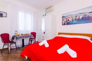 Iron/ironing board, Internet, bed sheets