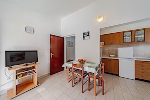 Fridge, oven, stovetop, coffee/tea maker