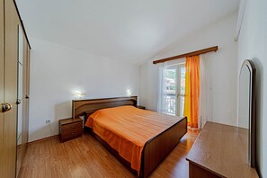1 bedroom, iron/ironing board, internet, bed sheets