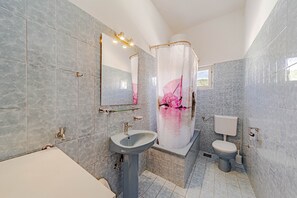 Baignoire, sèche-cheveux, serviettes fournies