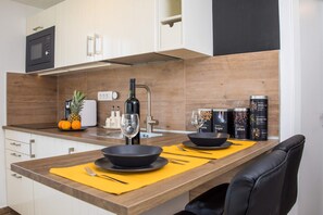 Réfrigérateur, micro-ondes, plaque de cuisson, cafetière/bouilloire
