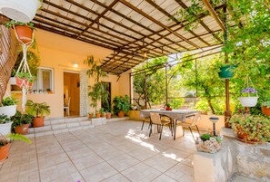 تناول الطعام بالخارج