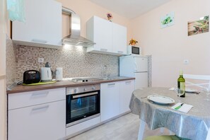 Kjøleskap, mikrobølgeovn, ovn og kokeplater