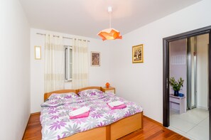 4 bedrooms, iron/ironing board, Internet, bed sheets
