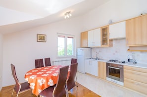 Fridge, oven, stovetop, coffee/tea maker