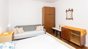 Une chambre à coucher avec un lit, une armoire, un bureau et une chaise.