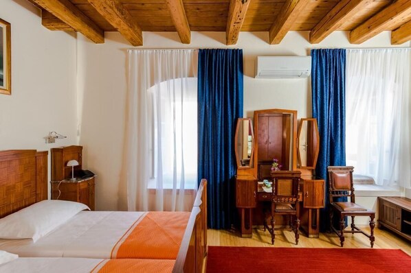 1 bedroom, iron/ironing board, WiFi, bed sheets - Rooms Miron - Deluxe Double or Twin Room with Pool View (Sumartin)