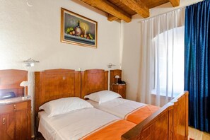 1 bedroom, iron/ironing board, WiFi, bed sheets - Rooms Miron - Deluxe Double or Twin Room with Pool View (Sumartin)