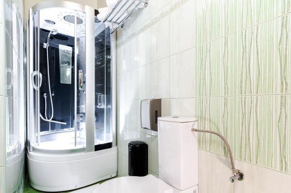 A modern bathroom with a glass-enclosed shower, a toilet, and a hand dryer. - Rooms Miron - Deluxe Double or Twin Room with Pool View (Sumartin)