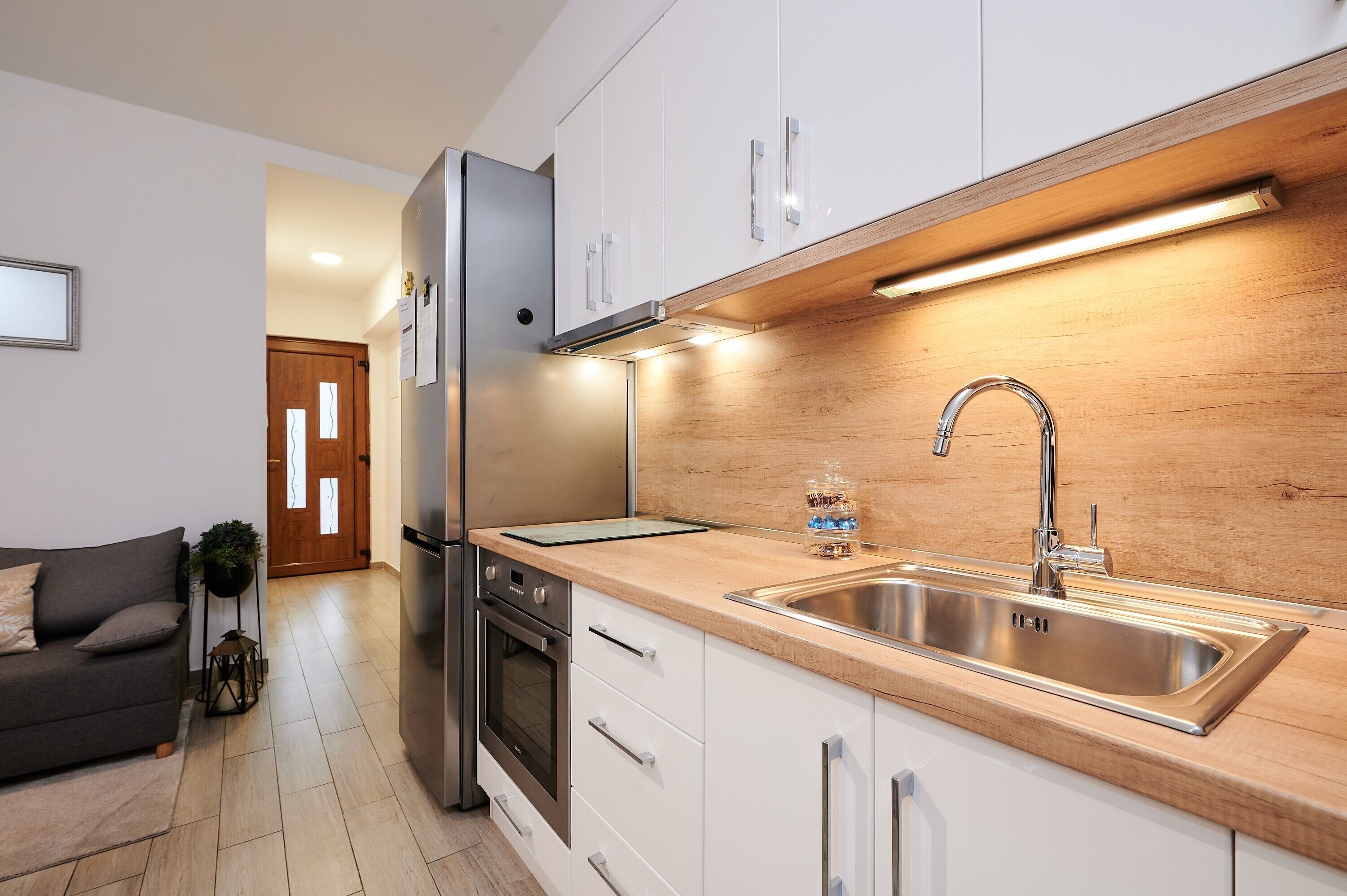 Køleskab, mikrobølgeovn, ovn, kogeplade