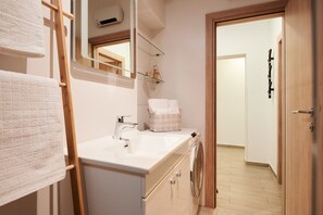 Dusche, Haartrockner, Handtücher