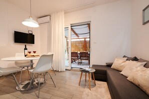 TV, fireplace - Apartment Boris (ST) - Two Bedroom Apartment with Terrace and Jacuzzi (Trogir)