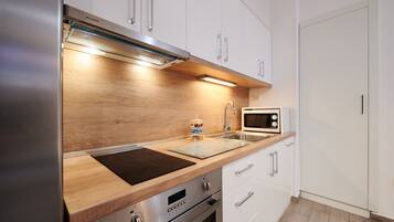 Een koelkast, een magnetron, een oven, een kookplaat