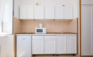 Kjøleskap, mikrobølgeovn, kokeplater og kjøkkenutstyr