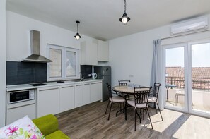 Kühlschrank, Mikrowelle, Herdplatte, Geschirrspüler