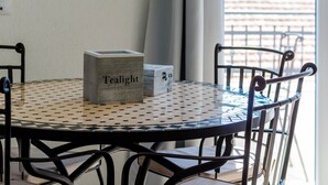 Una mesa redonda con mantel a cuadros, una caja etiquetada como 