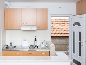 Kühlschrank, Herdplatte, Toaster