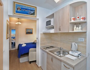 Kjøleskap, mikrobølgeovn, kokeplater og brødrister