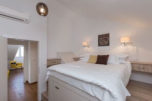 2 bedrooms, iron/ironing board, WiFi, bed sheets