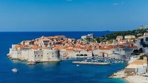A coastal city with historic architecture, a harbor, and a clear blue sky. - Amorino of Dubrovnik Apartment - Two Bedroom Apartment with Terrace and Sea View (Apartment Ruzmarin) (Dubrovnik)