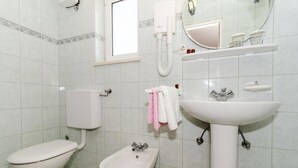 A bathroom with a toilet, bidet, and sink. - Apartments Peco - Studio Apartment with Balcony and Sea View (Mokosica)