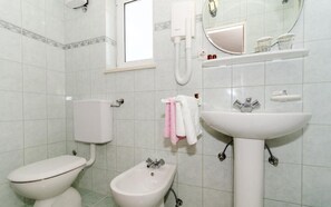 Hårføner, håndklær og toalettpapir