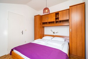 Iron/ironing board, WiFi, bed sheets