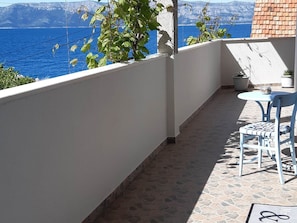 Outdoor dining - Apartments Cumbelic - One Bedroom Apartment with Balcony and Sea View A2 (Kozarica)