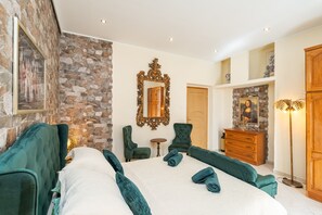 6 bedrooms, iron/ironing board, internet, bed sheets