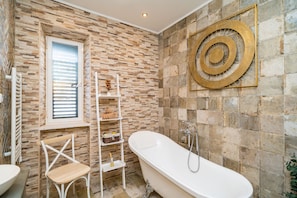 Badewanne, kostenlose Toilettenartikel, Haartrockner, Handtücher