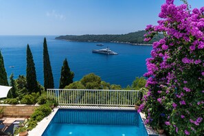 Ein Pool mit Blick auf das Meer und Boote.