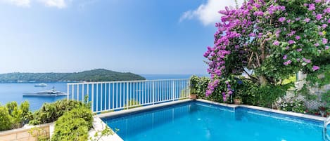 Piscine chauffée, chaises longues